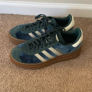 Adidas Gazelle shoes in Size 7